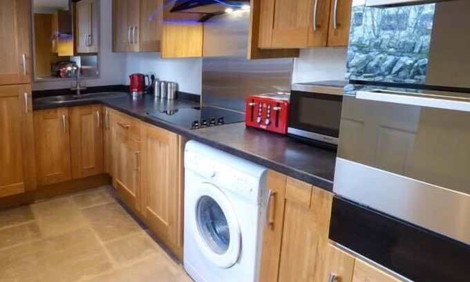 Blackwell in the Peak Cottage | 3 Primitive Croft: Guest Rated 10/10 with Spa & Hot Tub