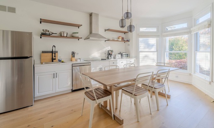 Trumbull House | 3 Queens Bed: Family & Pet Friendly Near SHU, Rated 9/10
