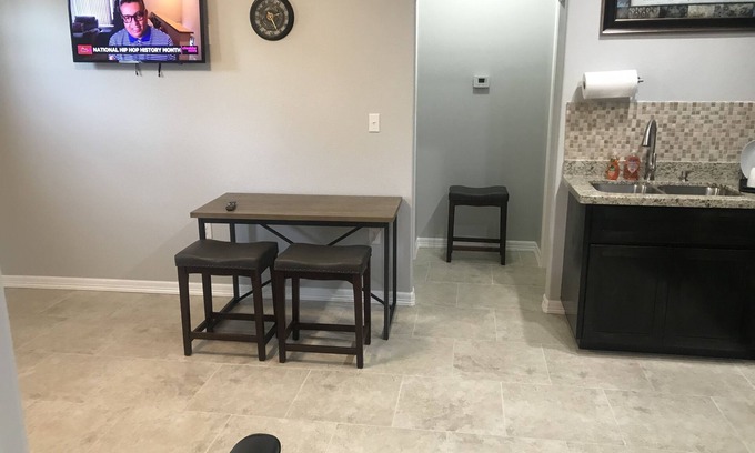 Aransas Pass Apartment | 3- Queens/sleeps 6