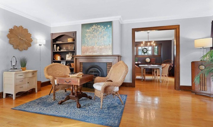 Appleton House | Exceptional Stay Near Dining | 3 Bed + Pool & Breakfast