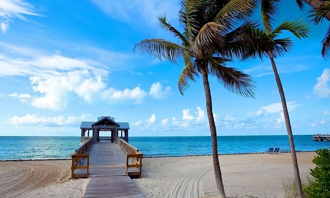 Dania Beach Hotel | Relaxing Units Near Dania Beach with Pool and Shuttle Service