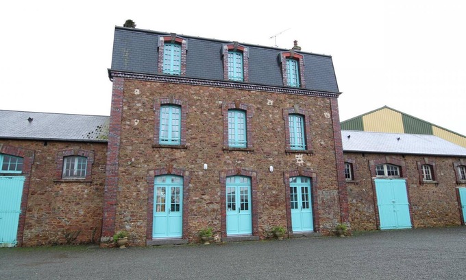 Periers Cottage | 3 rentals with private garden, pets allowed