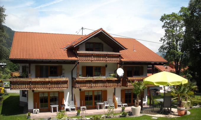 Unterjoch Apartment | Inviting 3-Room Apartment with Balcony & Ocean View