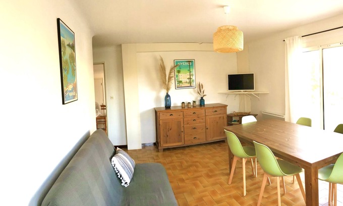 Giens Apartment | Cozy Ground Floor Flat Steps from the Sea with Pool
