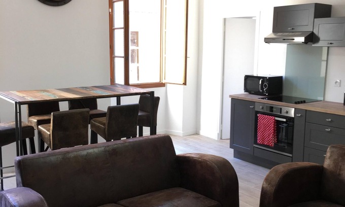 Old Town Apartment | Cozy 3 Rooms in Old Nice with Ocean Views Near the Sea