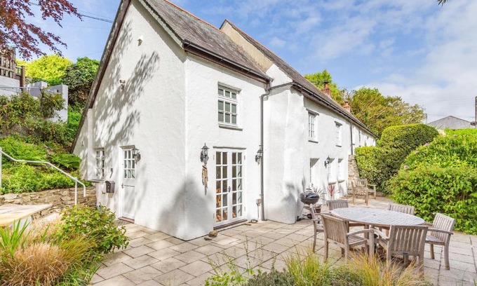 St. Agnes House | Family-Friendly 4-Star Stay at 3 Rose Cottages, Rated 10/10