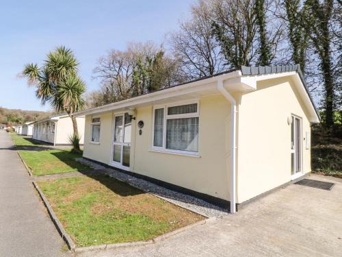Liskeard House | Discover 3 Rosecraddoc Lodge: Family-Friendly Retreat