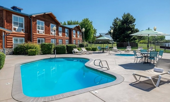 Boardman Hotel | Cozy Rooms with King & Queen Beds and River Views