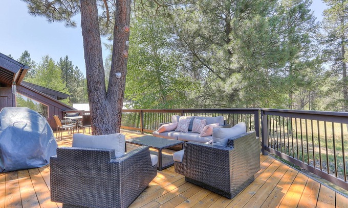 Sunriver House | 3 Spyglass Home: Hot Tub, Bikes & Golf Course Retreat