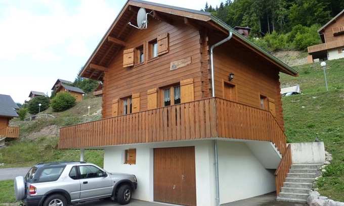 Station de Drouzin le Mont Ski Chalet | Family-Friendly Retreat: Chalet Biot with Spa & Breakfast