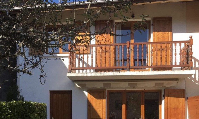 Condes House | Guest Rated 10/10: Lake View Gîte with Pet-Friendly Amenities