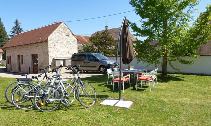 Corpeau House | Guest Rated: 10/10 Pommard Gîte with Pool & Lake View