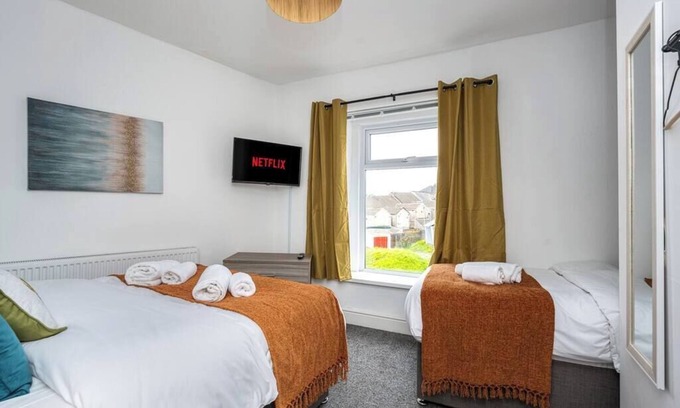 Cwmbrwla Apartment | 3 Storey House, 2 Bathrooms, Smart Tv's all rooms!