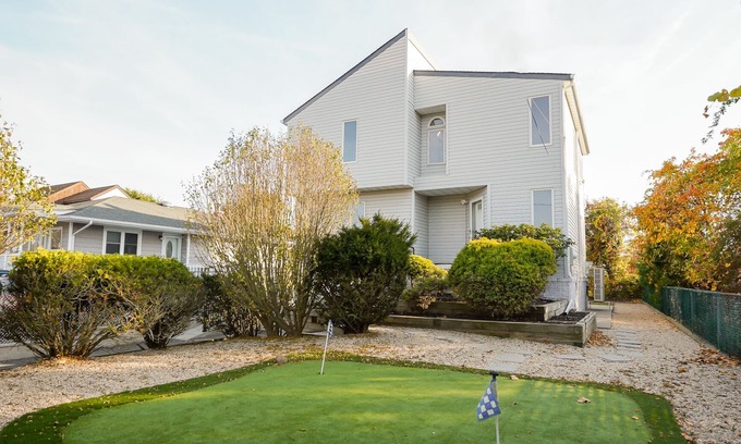 Shirley House | Idyllic Beachfront Retreat with Golf Green & Ocean Views