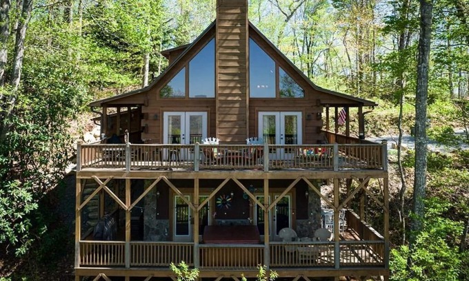 Topton Cabin | Cozy Cabin Retreat with Lake & Mountain Views, Rated 10/10