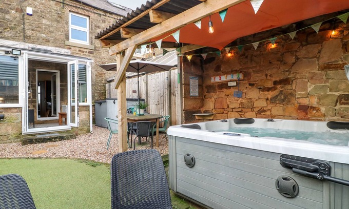 Matlock Cottage | Pet-Friendly 3 Sunnyside Terrace with Hot Tub in Matlock