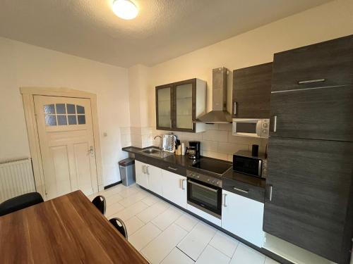 Itzehoe Apartment | Modern 3-Bedroom Apartment with Two Bathrooms & Kitchen