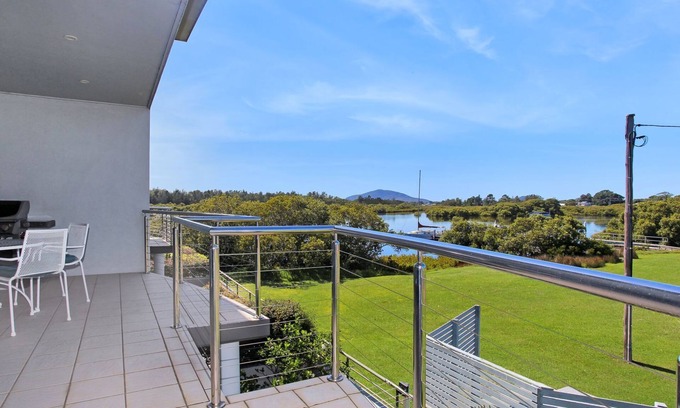 Tea Gardens House | Guest Rated 10/10: The Pier on The Myall River Getaway