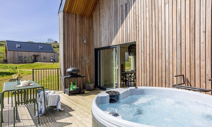 North Buckland House | Experience 3 The Vista: Ecohome with Hot Tub & Pool
