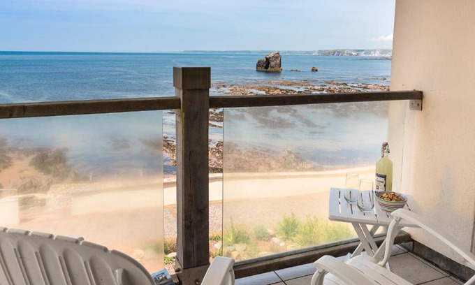 Burgh Island House | Pet-Friendly Escape at 3 Thurlestone Rock - Family Enjoyment!