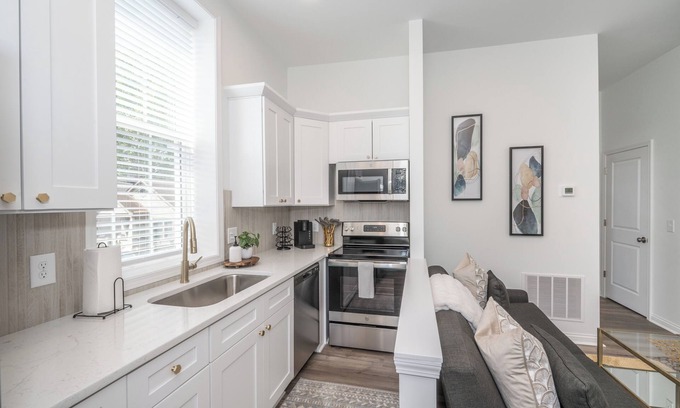 Covington Condo | Ideal Covington Suites for Groups – Stroll to Shopping & Dining