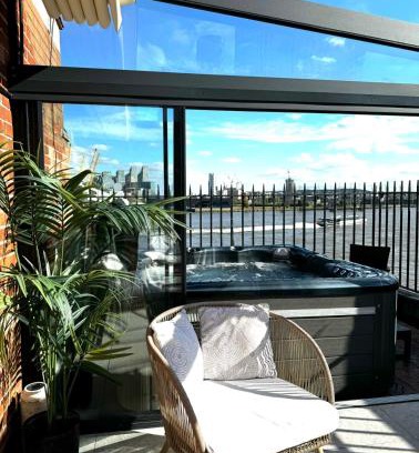 Canary Wharf Apartment | Riverside Flat with Rooftop Hot Tub & Ocean Views