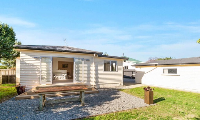 Martinborough Cottage | Top-Rated 30 Cologne - Family-Friendly Holiday Home in Martinborough