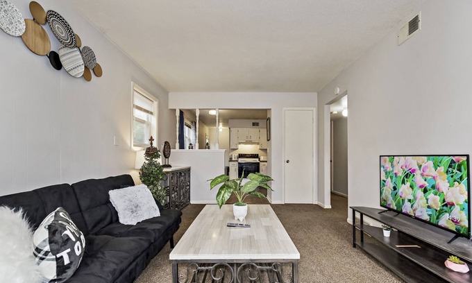 Independence House | Inviting 2b1b Retreat Steps from Downtown Independence MO