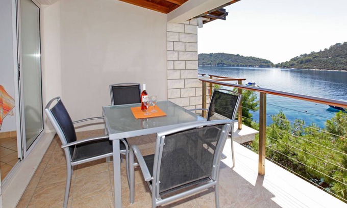 Blato Apartment | Oceanfront 30 m² Apartment with Kitchen for 3 Guests