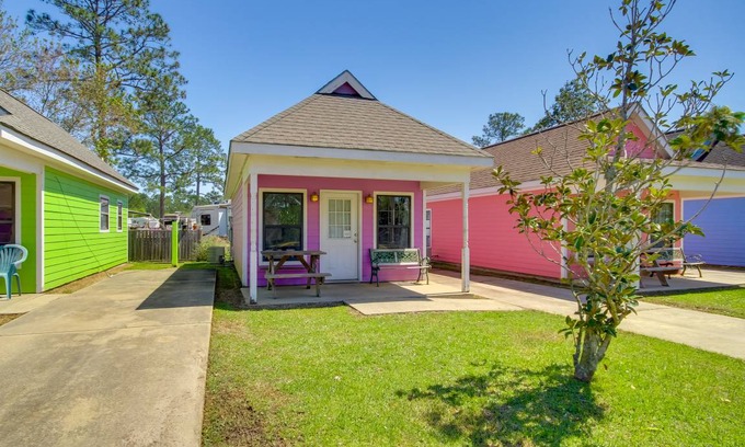 Biloxi Cottage | Cozy 30 m² Cottage with Pool and Lake Views for Four