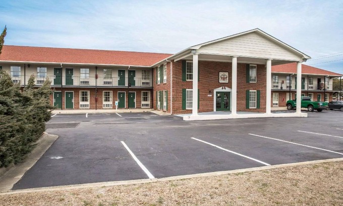 Morehead City Hotel | Cozy Retreat for 10 Guests with Kitchen & Breakfast