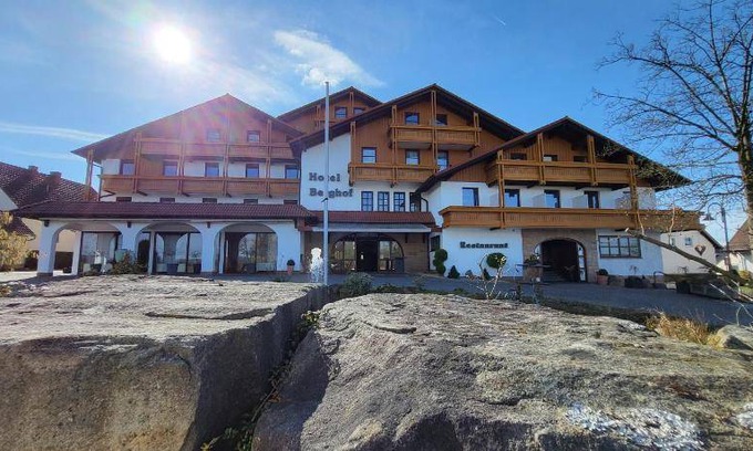 Petersberg Hotel | Cozy 30 m² Hotel for Up to 4 Guests with Restaurant & Pets