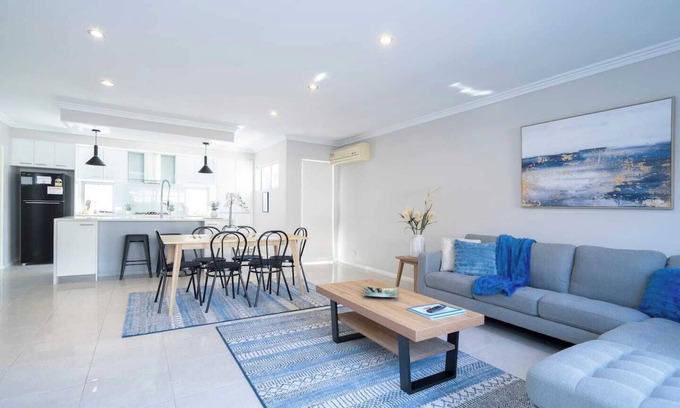 North Perth House | Modern Family House on Richmond with Parking and Breakfast