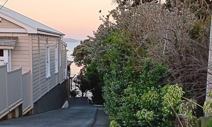 Snells Beach Apartment | Steps to the Beach: Pet-Friendly Hotel with Breakfast