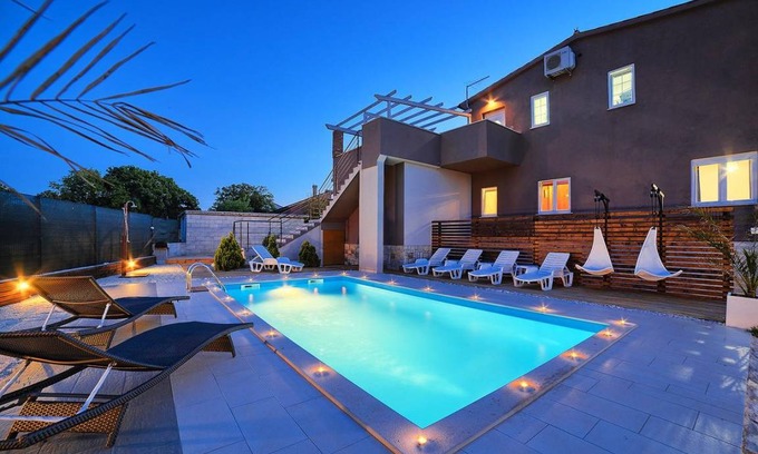 Liznjan House | Spacious 4-Bedroom Retreat with Private Pool for 12 Guests