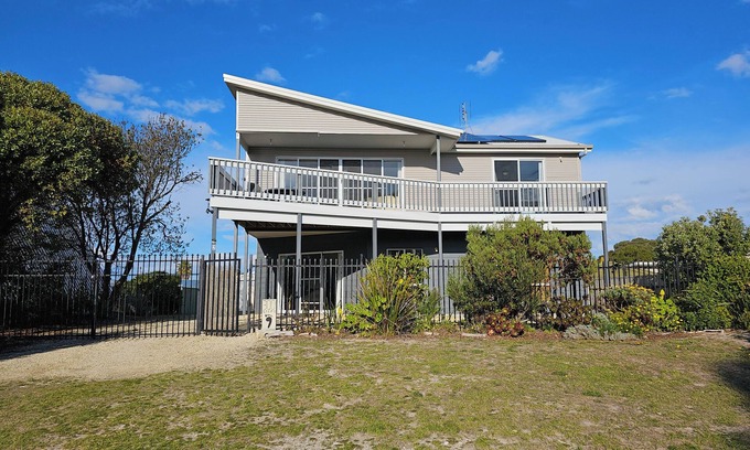 Waterhouse House | 300 Steps - 300 Steps to Robes' famous Longbeach - Pet friendly Inside