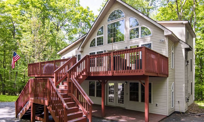 Locust Lake Village Ski Chalet | ★3000ft²★Family-Oriented★2 Living Spaces★XL Deck★Lakes/Beaches★Sleeps 16