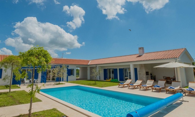 Butkovici Villa | Experience Ultimate Relaxation with Pool and Tennis Courts