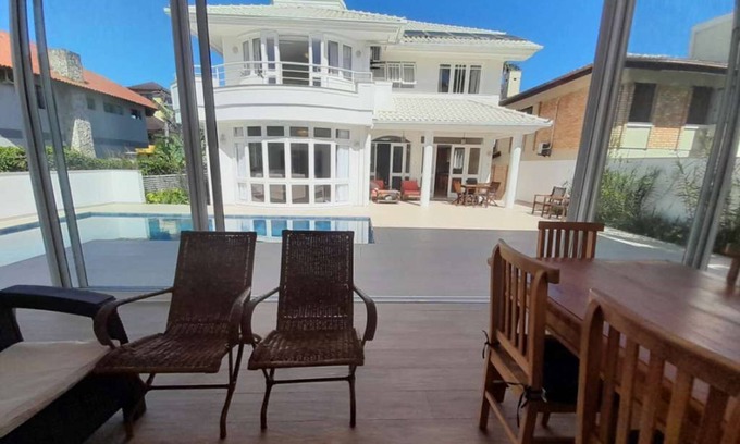 Jurere Internacional House | Prime Location Just 300m from the Beach with Private Pool