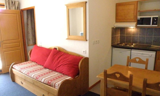 Vaujany Apartment | Relaxing Retreat in Vaujany: Spa, Balcony & Pet Friendly