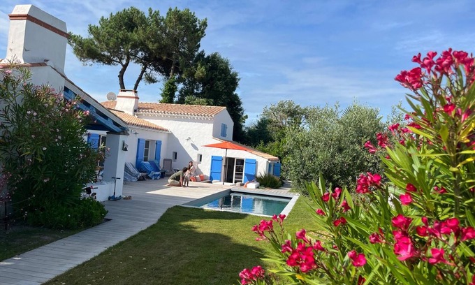 Noirmoutier-en-l'Ile Villa | Beautiful Beachside Villa with Pool and Garden Retreat