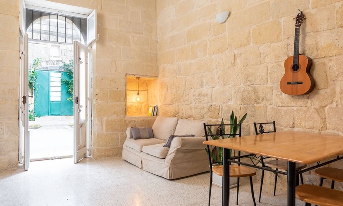 Xewkija Apartment | Historic Tiny Home: Family-Friendly Escape with Breakfast Included