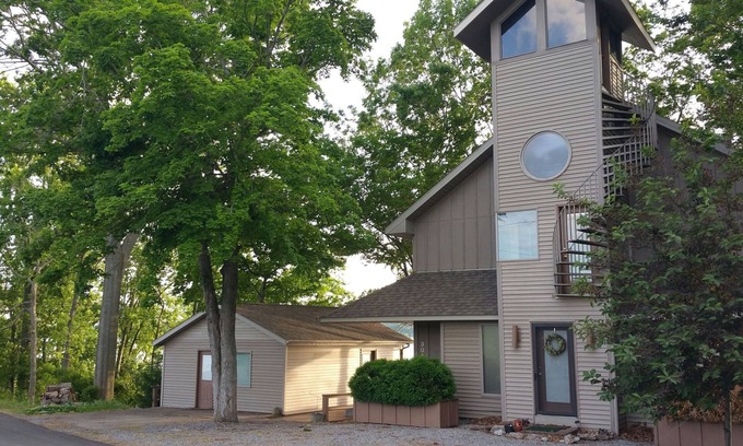 Cadiz House | Scenic Lake View Hotel: Dock Access & On-Site Boat Rentals