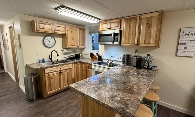Fairbanks Apartment | Inviting Vintage 2-Bedroom Retreat Near Downtown & River Walk