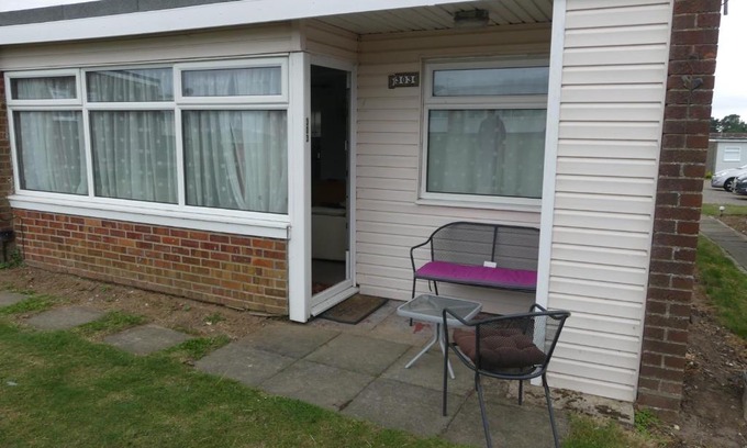 Great Yarmouth House | Cozy 303 Sundowner: Pet Friendly with Pool Access