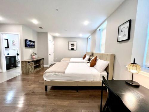 Logan Square Apartment | Central City Deluxe Double Queen Suite for Families