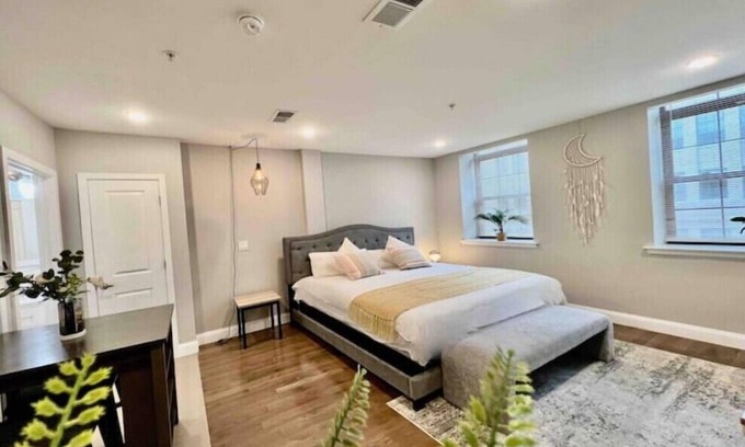 Spring Garden Apartment | Cozy King Bed Apartment with Spa and Breakfast in City Center