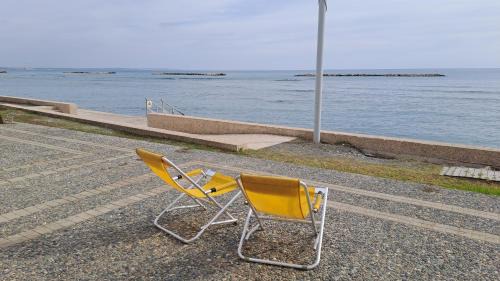 Oroklini Apartment | Relaxing Oceanfront Apartment with Private Beach Access