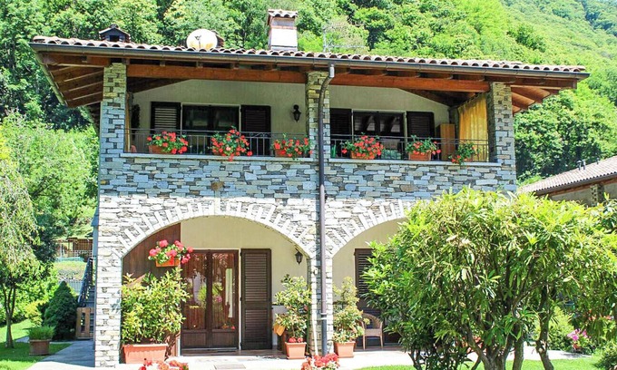 Cannobio Apartment | Sunny 3½-Room Apartment with Balcony and Lake View