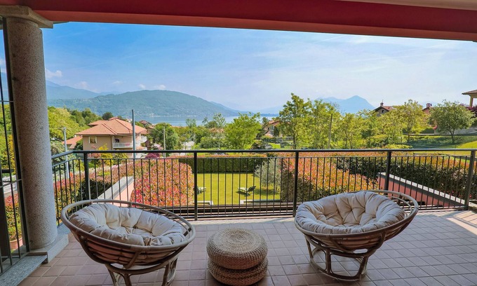 Baveno House | Charming 3½-Room Terraced House with Garden & Lake View